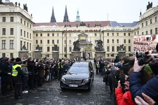 Lidé se loučili se Schwarzenbergem na Hradčanském náměstí - Novinky